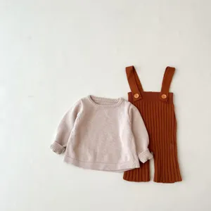 Baby gebreide truien en bruine bretels broek set, schattige herfst peuter outfit detail.