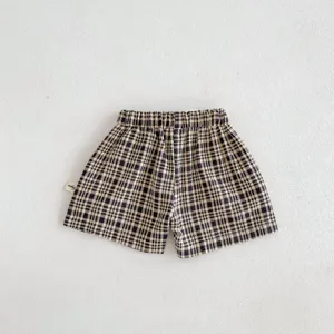 Vue détaillée de short à carreaux bébé décontracté avec taille élastique, vêtement d'été.