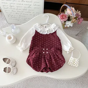 Set autunnale carino per bambina con top collo bambola gilet floreale e pantaloncini a palloncino.