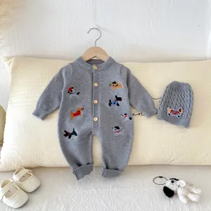 Grauer Babystrampler im Strickdesign mit passender Mütze und niedlicher Welpenstickerei.