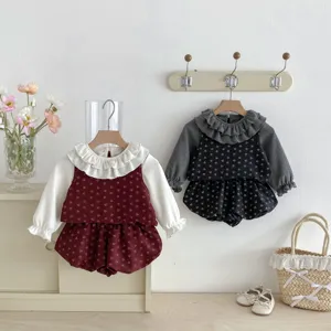Vista dettaglio set gilet floreale tutina neonata, grazioso outfit top maniche colletto bambola.