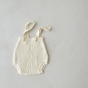 Beige Baby Strick Strampler Detail, gerippter Babybody mit Knöpfen für süßen Look.