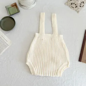 Gerippter Baby Strampler Detailansicht, weiche Neugeborene Trägershorts in Cremeweiß.