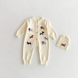 Baby Strick Overall und Mütze Set mit süßen gestickten Hundemustern für den Herbst im Freien.