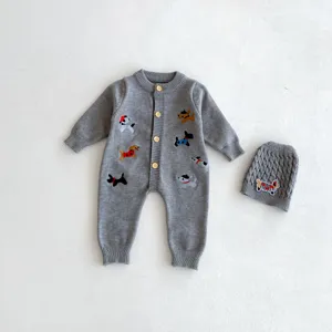 Detailansicht von Baby Strick Strampler mit niedlichen Hunde Stickereien und Mütze.