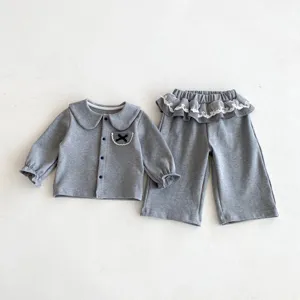 Süßes Kleinkinder Mädchen Herbst Set mit Langarmshirt und Schlaghosen in Grau kariert.