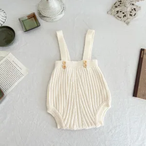 Süßes Baby Strick-Latzhose Detail, bequemer Baumwoll Strampler für Jungen und Mädchen im Alltag.