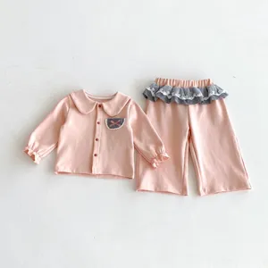 Schickes Kleinkinder Mädchen Langarm Knopf Oberteil und gerüschte Karohose zweiteilig Set.