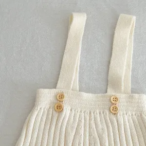 Detailansicht der gerippten Baby Strick Trägershorts, weicher bequemer Strampler Overall.
