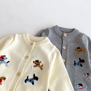 Charmante Baby Strickjacke Cardigan mit niedlicher Hunde Stickerei und Holzknöpfen.
