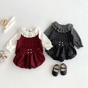 Completo autunnale da bambina con camicetta con volant, gilet floreale e pantaloncini.