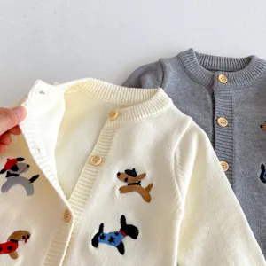 Baby Strickjacke Detail, süße Hundebestickung, weiche und bequeme Babybekleidung für Herbst.