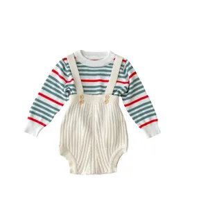 Baby gestrickter gestreifter Langarm-Romper mit Hosenträger-Design und Knöpfen für Kleinkinder.