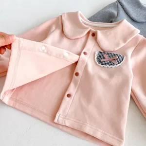 Kleinkinder rosa Bluse Detail, Peter Pan Kragen, Druckknöpfe, Karo-Tasche mit süßer Schleife.
