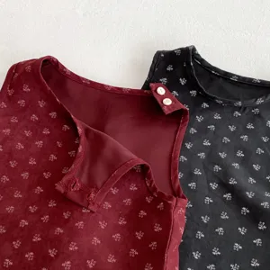 Delizioso gilet floreale per neonati, tessuto morbido, comodo design smanicato con bottoni.