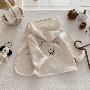 Joli gilet à capuche pour bébé avec un adorable motif d'ours et un tissu doux texturé.