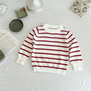Detailansicht des rot-weiß gestreiften Babypullovers aus Baumwolle mit Rundhalsausschnitt.