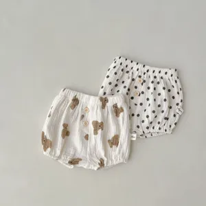 Schattige katoenen baby broekjes met beren en stipjes print, zachte ademende stof met houten knoopjes.