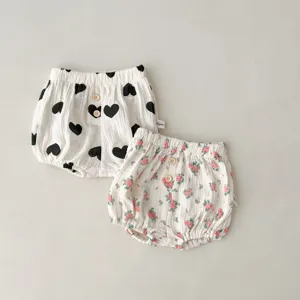 Leuke baby pofbroekjes met hartjes en bloemenprint, ademende katoenen gaze, comfortabele pasvorm.