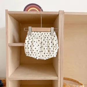 Schattige baby stippen katoenen pofbroek detailweergave, zomerse peuter shorts voor kids.