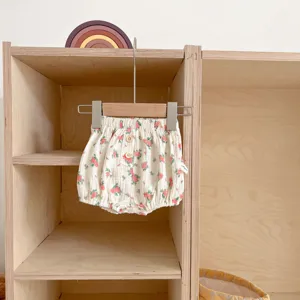 Schattige bloemige baby pompoen korte broek met elastische taille voor de zomerse dagen.