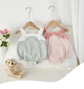 Detailansicht des süßen Sommer Babystramplers mit gestreiftem Design und hübschen Rüschen.