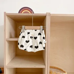 Gedetailleerd overzicht van katoenen zomer korte broek voor baby met hartjesprint.