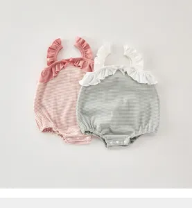 Süßer Sommer-Baby-Strampler mit Streifen, Rüschenträgern und Schleife, bequemer Body.