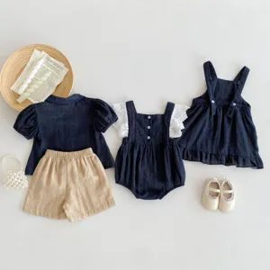 Vista detallada del conjunto de ropa de verano para bebés con encaje delicado y accesorios.