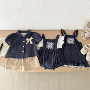 Vista detallada de lindo conjunto de ropa de mezclilla de verano para niña y mamelucos.