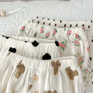 Peuter schattige print pompoen shorts detailweergave, met zachte stof en nete gestapelde details.