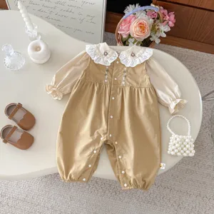 Detailansicht des niedlichen Baby Mädchen Herbst Zweiteiler Sets mit Spitze Kragen Stickerei.