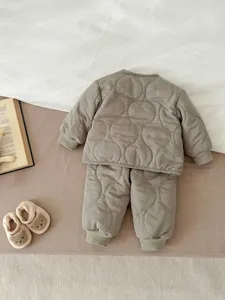 Detailansicht Kleinkind Baby gesteppt Baumwolle Winter Anzug Jacke Hose warm zweiteilig gemütlich.