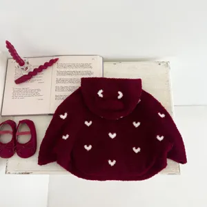 Capa de lana polar con capucha y corazones bonitos para niñas pequeñas en invierno