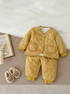 Gestepptes Winter-Outfit-Set für Kleinkinder, senfgelbe warme Jacke und Hose für Babys.