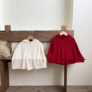 Vista detallada de capa de punto para bebé, poncho de invierno suave para niños.