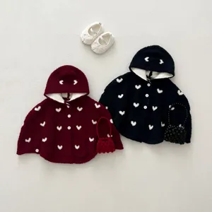 Vista detallada de capa con capucha de punto para bebé con corazones, bolsos y zapatos lindos.