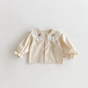 Süße Baby Kleinkind Baumwolle Langarm Bluse mit zarter Spitzenkragen Stickerei und Rüschen.