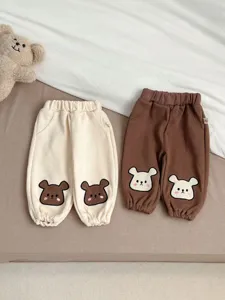 Baby casual broek detail, schattige beren borduurwerk, elastische taille, zachte stof.