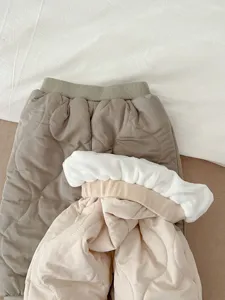 Kleinkind Winter warm gesteppt Baumwollanzug Detail, dicke gefütterte Baby Jacke Hose.