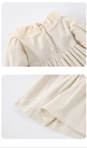 Abito principessa beige a maniche lunghe da bambina con collo a bambola in pizzo.