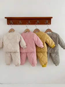 Detailansicht gesteppter Baby Winter Baumwollanzug Set in sanften Farben, warm und kuschelig.