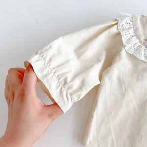 Süßes Baby Mädchen Spitzenkragen besticktes Hemd Ärmel Detail Ansicht Baumwollstoff