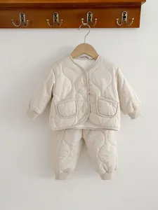 Beige gesteppte Baby Winterjacke und Hosen Set, gemütliches wattiertes Kleinkind Outfit Detail.