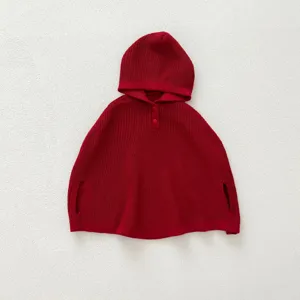 Capa con capucha de punto rojo para bebé, detalle de ropa de abrigo para niños pequeños