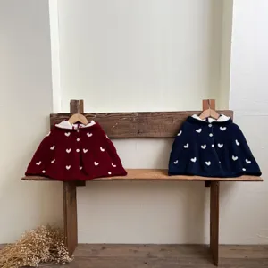 Detalle de capa con capucha de forro polar para bebé con bonito estampado de corazones suaves.