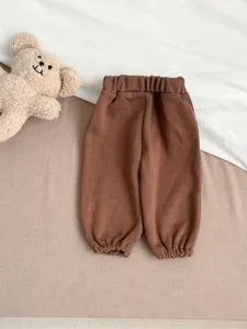 Gedetailleerd overzicht van schattige bruine babysportbroek met elastische taille en comfort.