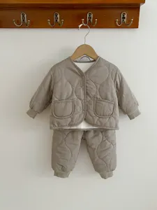 Gesteppte Winter Baumwolljacke und Hosen Set für Kleinkinder, warme dicke 2-teilige Details.