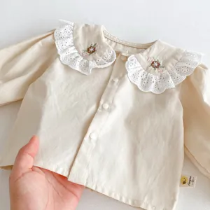 Bezaubernde Baby-Mädchen-Bluse mit zartem Spitzenkragen, Blumenstickerei und Knopfleiste.