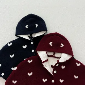 Cómoda capa con capucha de felpa para bebé con corazones, abrigo de invierno calentito.